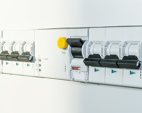 Eine Reihe von automatischen Schaltern und Differential-Leistungsschaltern im Schaltschrank